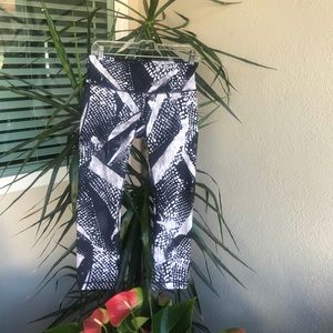 🍋 Lulu lemon leaf print capris black and white